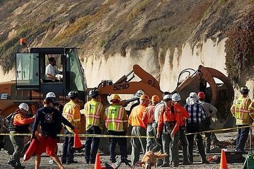Mỹ: Vách đá bất ngờ sập xuống bãi biển California, 3 người chết