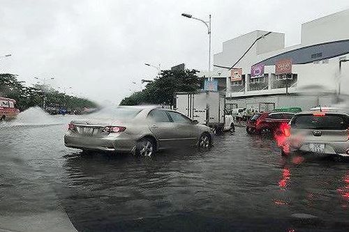 Mưa gió ào ào kéo đổ cây, nhiều đoạn phố Hà Nội bắt đầu ngập