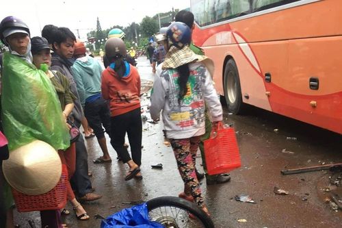 Xe khách tông hàng loạt xe máy, ít nhất 3 người tử vong