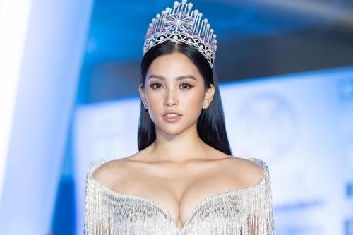Hoa hậu Trần Tiểu Vy khoe vòng 1 nóng bỏng trên thảm đỏ