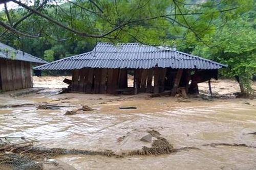 Bất ngờ bị lũ quét, 13 người cùng 1 bản mất tích