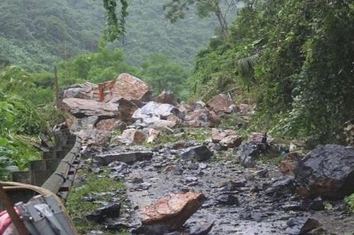 Sạt lở đá ở Bắc Kạn, 2 người thương vong