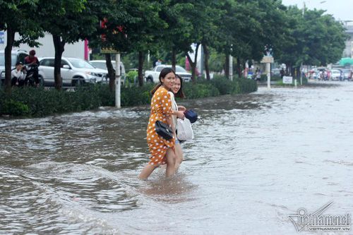 Quý cô cùng loạt siêu xe 'lướt sóng' giữa biển nước Hà Nội