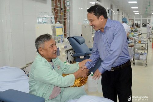 Lãnh đạo Sở Y tế Nghệ An thăm, động viên các bệnh nhân chạy thận đang gửi điều trị