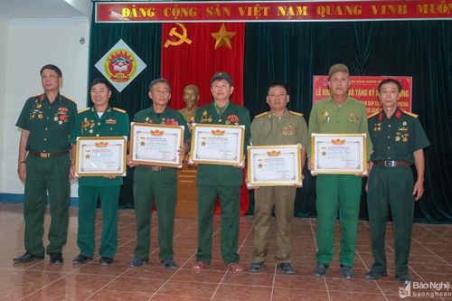 Tặng Kỷ niệm chương quân tình nguyện Việt Nam giúp cách mạng Campuchia