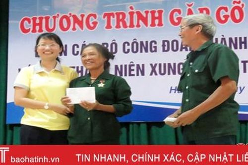 Liên đoàn Lao động TP Hồ Chí Minh tặng quà cựu TNXP Ngã ba Đồng Lộc