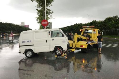 Kiếm bạc triệu nhờ 'giải cứu' ô tô, xe chết máy sau bão số 3 ở Hà Nội