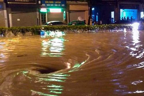 Điện Biên: Mưa to, ngập sâu hàng mét trên tuyến phố chính TP. Điện Biên Phủ