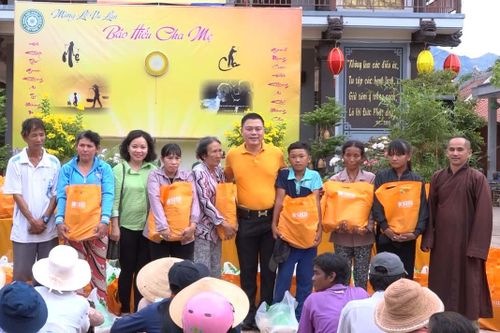 Tặng 200 phần quà cho người nghèo