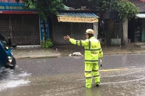 CSGT tuần tra lưu động, phân luồng giao thông trong mưa bão
