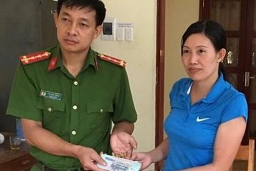 Đại úy Công an nhặt được tiền rơi, trao trả cho người bị mất