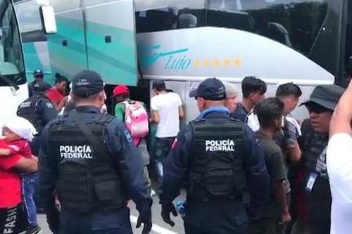 Thanh toán băng đảng ngay trong đồn cảnh sát ở Mexico, 5 người chết