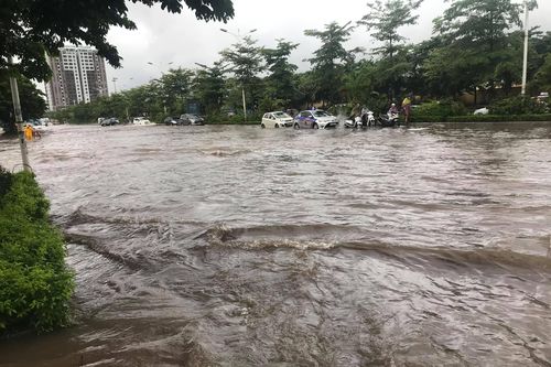 Sau trận mưa như trút nước, đường phố Hà Nội 'thành sông', dân vừa đi vừa dò đường