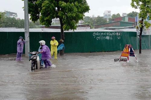 Mực nước các sông dâng cao, nhiều tuyến phố ở Hà Nội ngập sâu