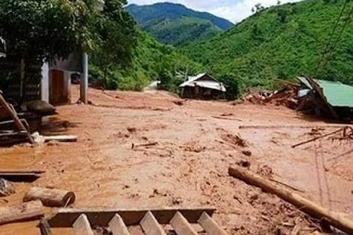 1 trưởng bản bị đất đá vùi lấp do ảnh hưởng của cơn bão số 3
