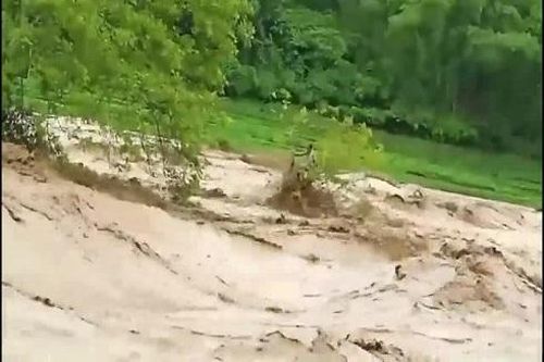 Lũ quét cuồn cuộn khiến 17 người mất tích, 1 người chết ở Thanh Hóa