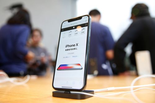 Bị ép tăng giá, iPhone có chọn lại nơi được sinh ra?