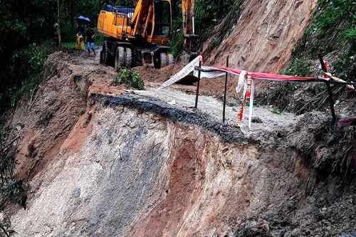 Trưởng công an xã bị đất đá vùi khi đi kiểm tra lũ