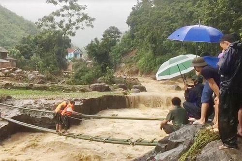 Tìm thấy thi thể trưởng công an xã bị đất đá vùi lấp trong lúc giúp dân chống lũ