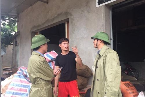 Thăm hỏi, tặng quà các hộ dân vùng 'rốn lũ' huyện Quan Sơn