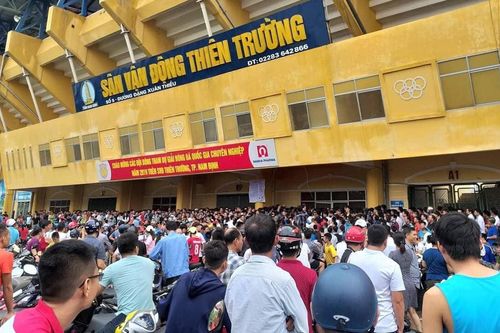 Cò vé trận Nam Định vs HAGL bị bắt giữ ngay tại sân Thiên Trường
