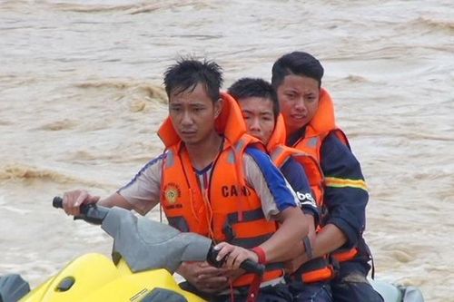 Tiếp cận các bản bị cô lập do lũ quét ở Quan Sơn, Thanh Hóa