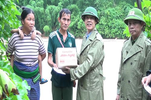 Chủ tịch UBND tỉnh Thanh Hóa thăm, hỗ trợ các gia đình bị thiệt hại do mưa lũ