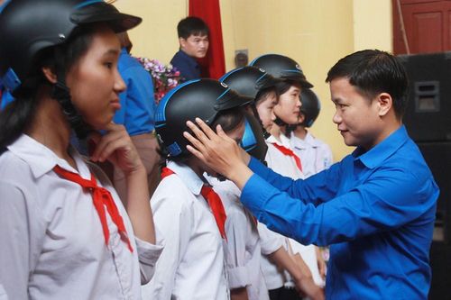 Đoàn đỡ đầu học sinh có hoàn cảnh khó khăn