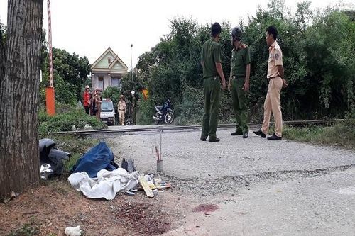 Ngồi chơi cạnh đường ray một học sinh bị tàu hỏa đâm tử vong