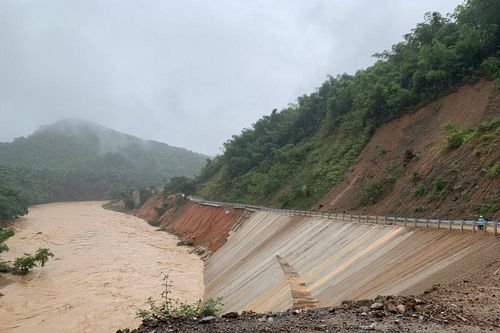 Kinh hoàng một gia đình 5 người bị mất tích do lũ cuốn trôi