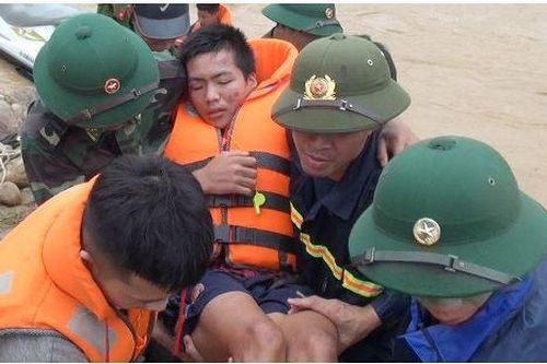 Tìm thấy 1 nạn nhân mất tích, đưa bác sỹ, thuốc men vào bản Xa Ná