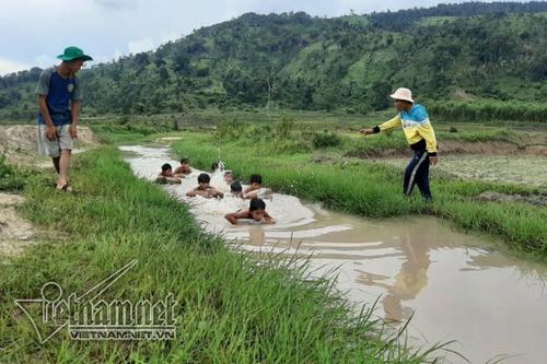 3 thanh niên ngăn suối, làm điều cảm động dưới chân núi lửa