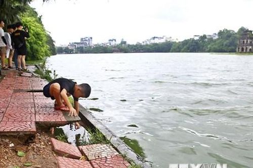 Bờ kè hồ Hoàn Kiếm sụt lún nghiêm trọng gây nguy hiểm cho người đi bộ
