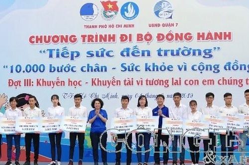 Đi bộ đồng hành 'Tiếp sức đến trường'