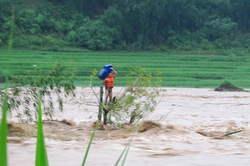 Liều mình ra dòng lũ dữ cứu người ở Thanh Hóa: 'Nếu được chọn lại tôi vẫn sẽ lao xuống cứu người'