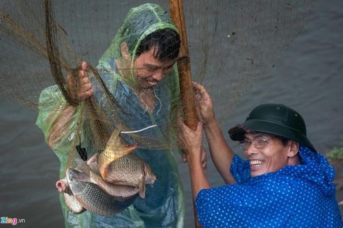Đổ xô ra sông Kim Ngưu bắt cá ngày mưa bão