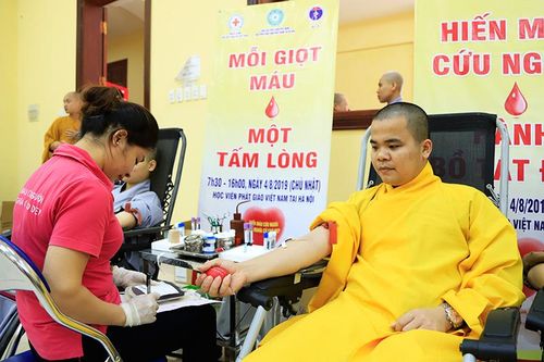 Hàng trăm tăng ni sinh, phật tử tham gia hiến máu và đăng ký hiến tặng mô, tạng