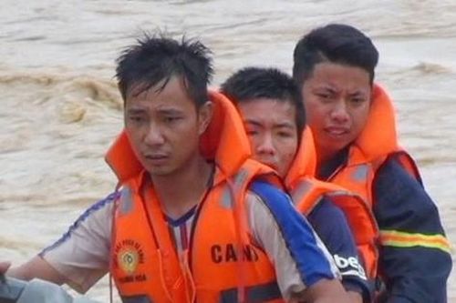 Hình ảnh lay động lòng người của những chiến sỹ công an dầm mình trong nước lũ cứu người