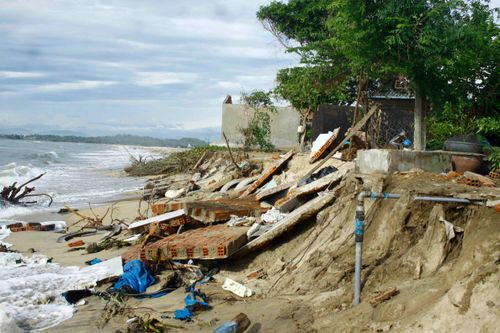 Quảng Ngãi: Triều cường đánh sập nhiều nhà dân