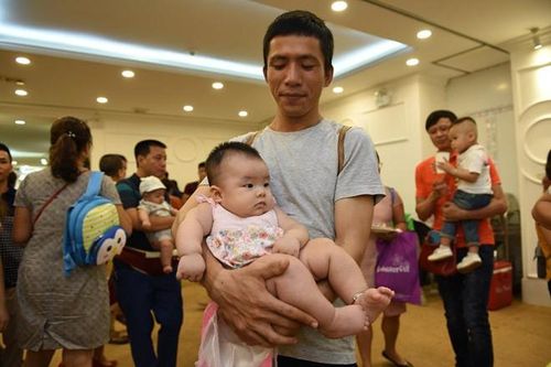 Bác sĩ bắt từng con tinh trùng giúp đàn ông hiếm muộn được làm cha