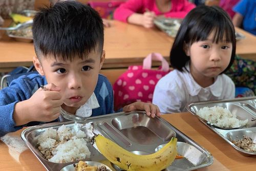 Học sinh ở nông thôn ăn ít rau hơn thành phố