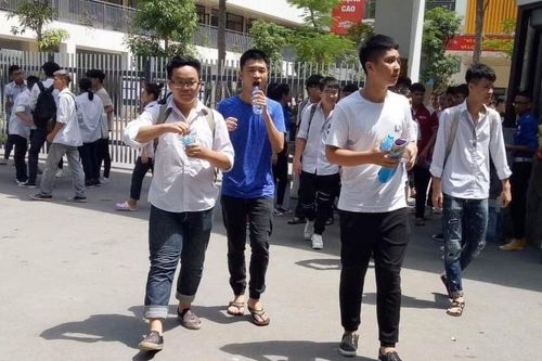 Thấp thỏm 'ngóng' điểm chuẩn vào ĐH
