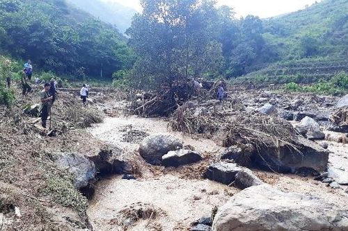 Hơn 100 cán bộ, chiến sĩ nỗ lực tìm kiếm trẻ bị lũ cuốn ở Điện Biên Đông