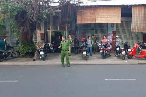 Đang hát karaoke bị đối thủ dùng chai bia đâm vào cổ tử vong
