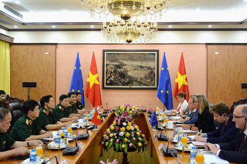 Đại tướng Ngô Xuân Lịch hội kiến với Phó chủ tịch Ủy ban châu Âu