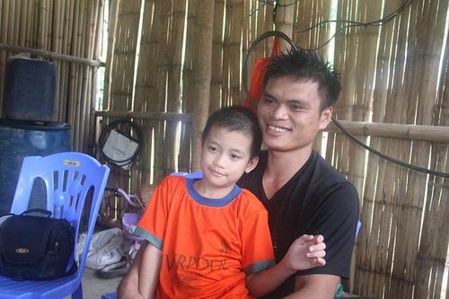 Người hùng trong lũ ở Thanh Hóa được tặng huy hiệu 'Tuổi trẻ dũng cảm'