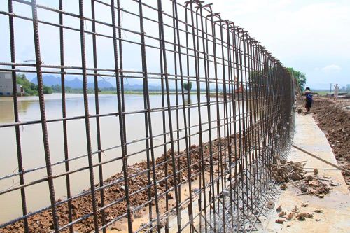 Cận cảnh đê bê tông đang gấp rút hoàn thành để ngăn lụt cho Hà Nội