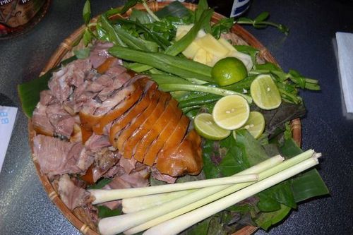 Thịt chó, tiết canh và những món báo Tây khuyên không nên ăn khi đến VN