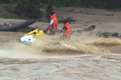 Vượt lũ cứu người, ca nô công an Thanh Hóa lật úp giữa sông