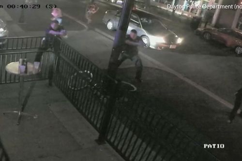 Khoảnh khắc cảnh sát Mỹ bắn hạ kẻ xả súng trước khi hắn lao vào quán bar